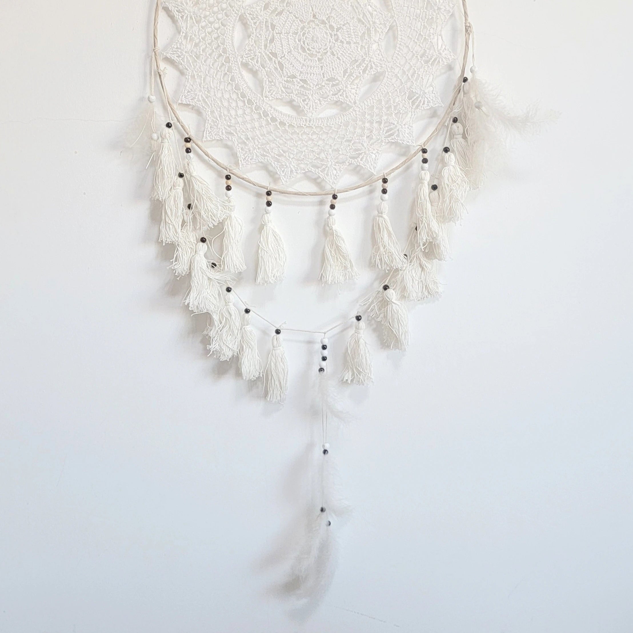 Grand attrape-rêves blanc bohème à plumes et pompons