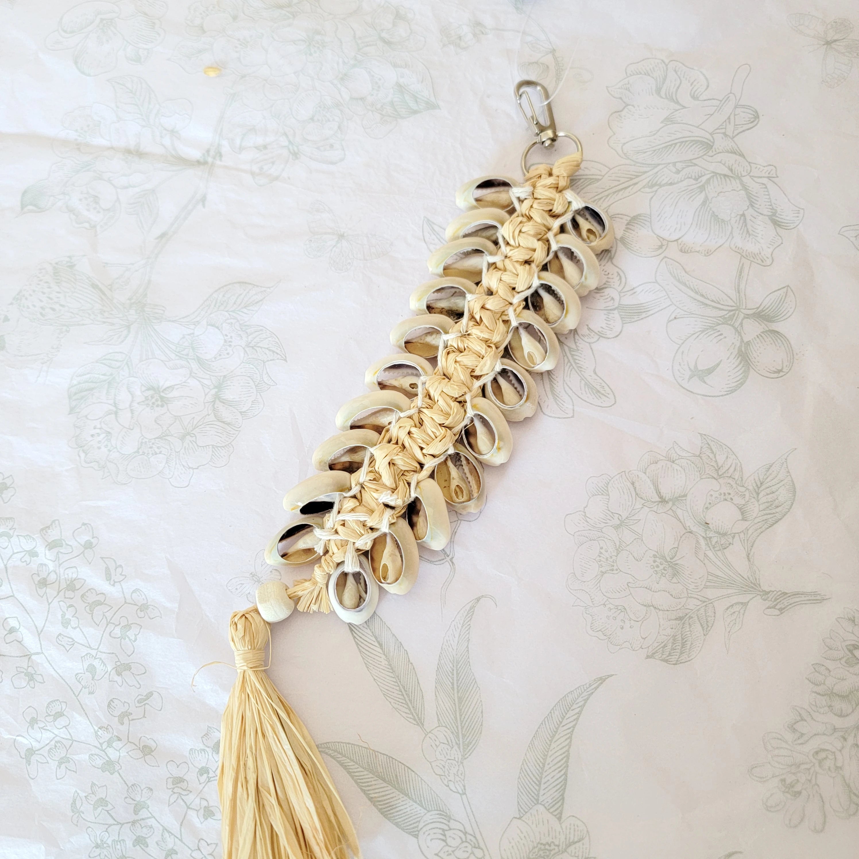 Porte-clés bohème en raphia et coquillages