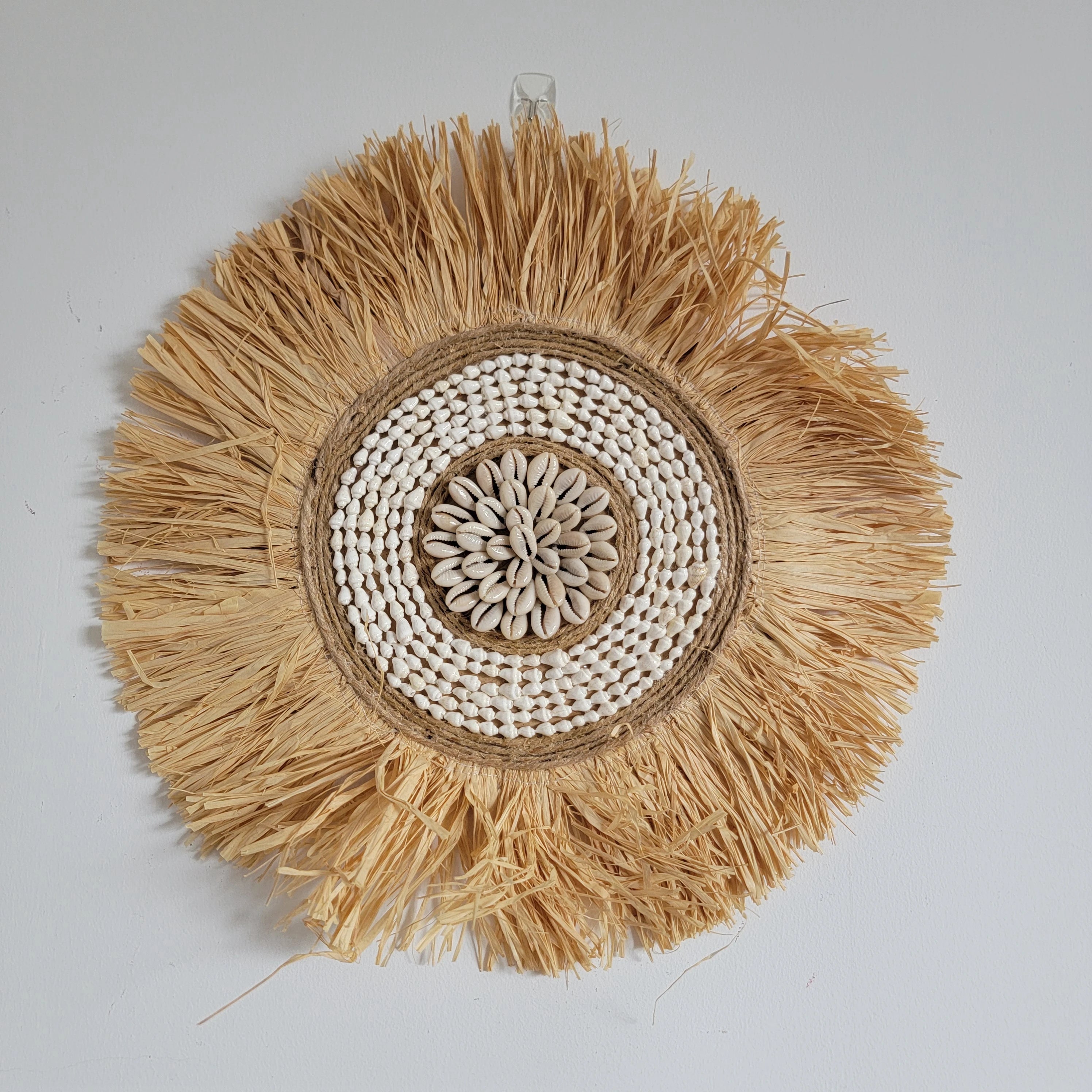 Décoration murale ronde en raphia et coquillages 40 cm