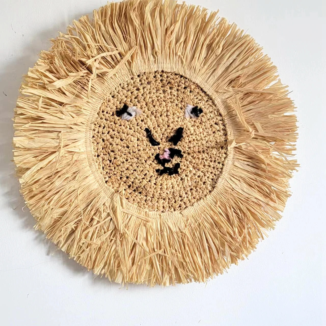Décoration murale tête de lion en raphia naturel