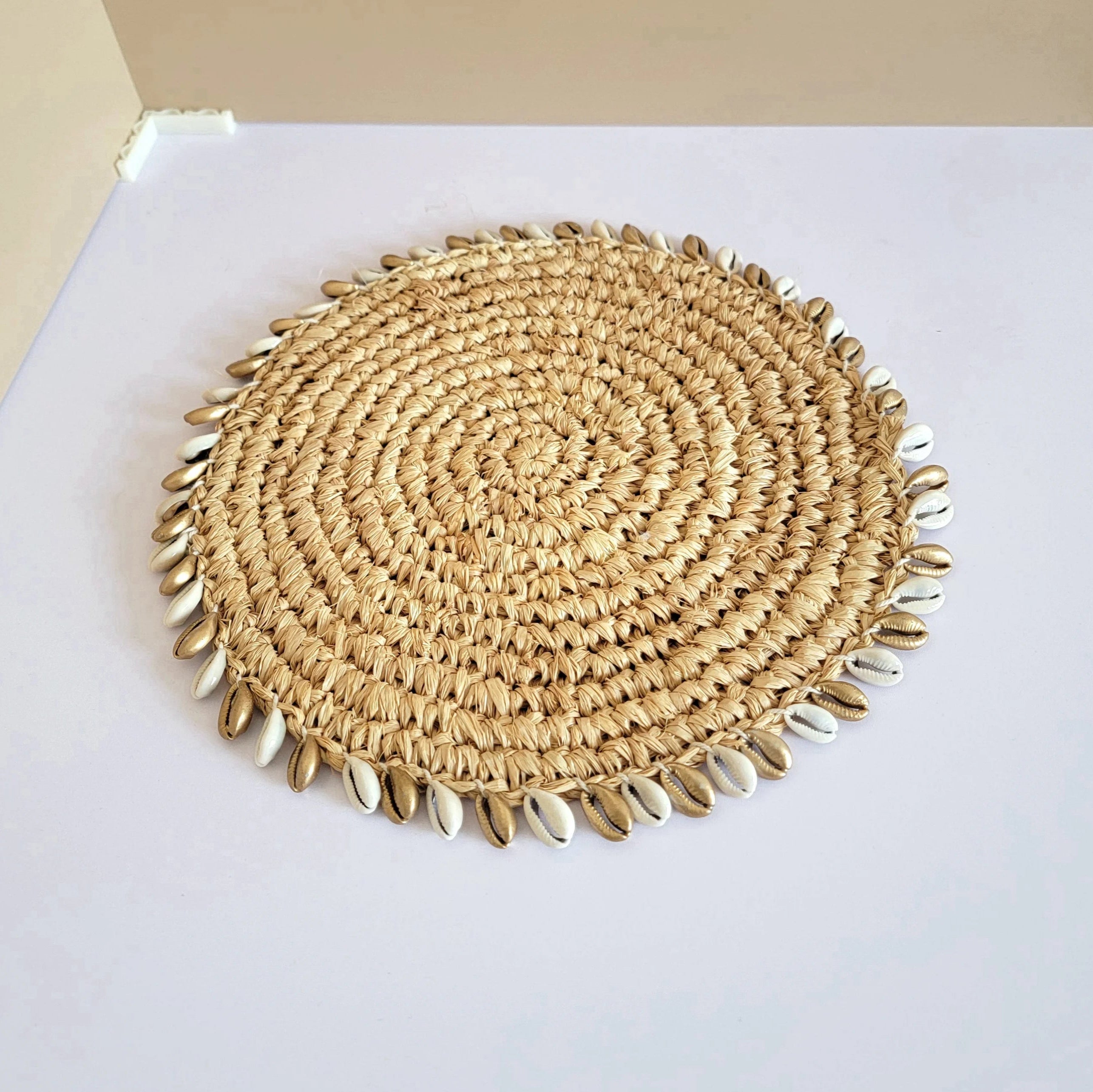 Set de table rond en raphia avec coquillages